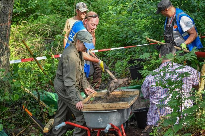 Hobby-Historiker bergen Flugzeug Mitglieder der Arbeitsgemeinschaft Luftfahrtarchäologie durchsieben den Waldboden nach Teilen eines sowjetischen Kampfflugzeuges IL-2. Foto: Patrick Pleul