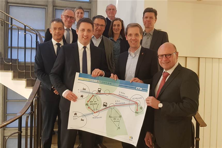 Darum ist der Olfener Expressbus-Fahrgast schneller in Münster als der Autofahrer Mitglieder der Arbeitsgruppe X90 präsentierten Landrat Dr. Christian Schulze Pellengahr (3.v.r.) und Oberbürgermeister Markus Lewe (1.v.r.) das Projekt Expressbus x90.