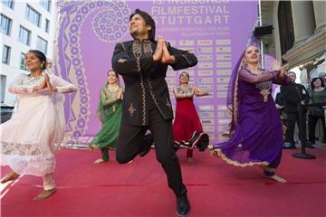 Mitglieder der „Bollywood Dance Company“ bei der Eröffnung des 13. Indischen Filmfestivals 2016. Foto: Thomas Kienzle