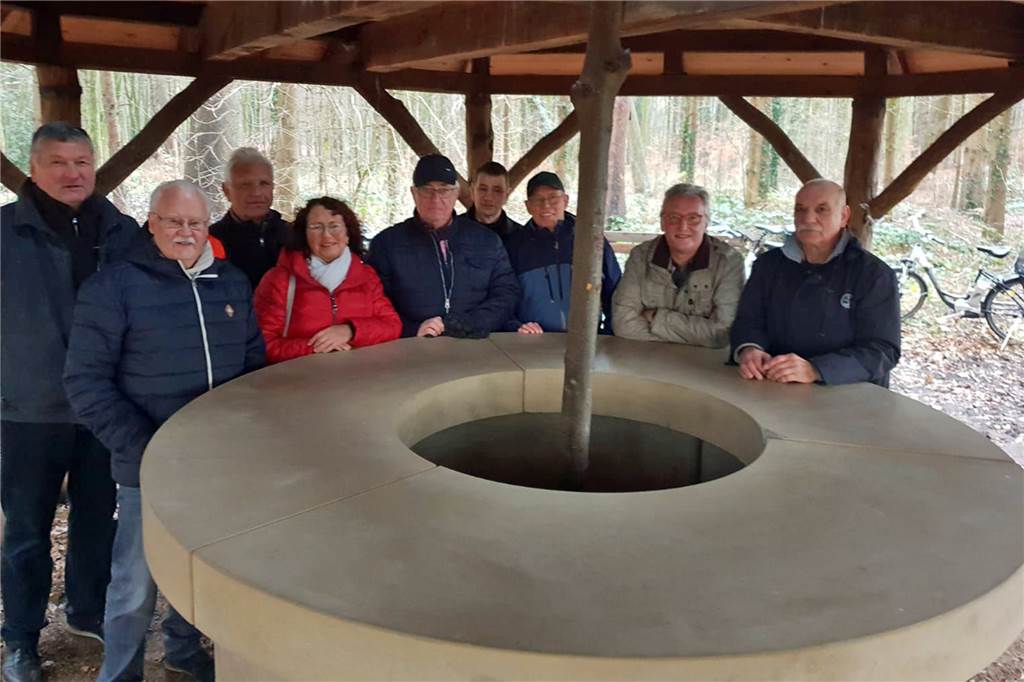 Legendärer Steinerner Tisch mitten im Wald: Dorstener wollen das Geheimnis lüften Mitglieder der Bürgerrunde Feldmark am brandneuen Nachbau des Steinernen Tisches im Barloer Busch.
