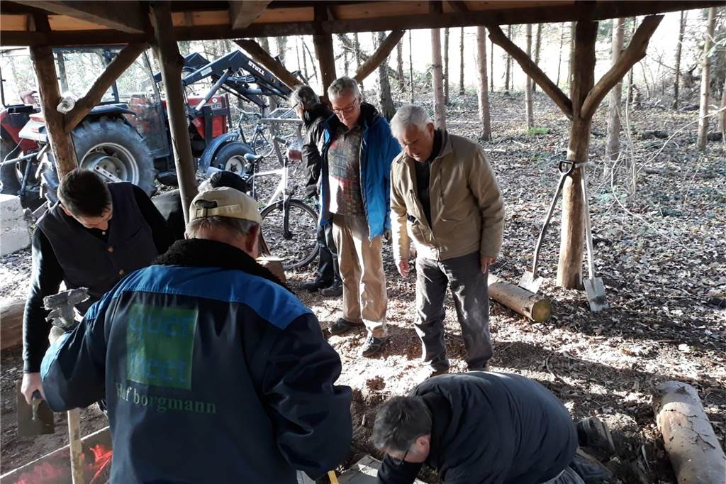Legendärer Steinerner Tisch mitten im Wald: Dorstener wollen das Geheimnis lüften Mitglieder der Bürgerrunde Feldmark bei den Fundamentarbeiten für den Nachbau.