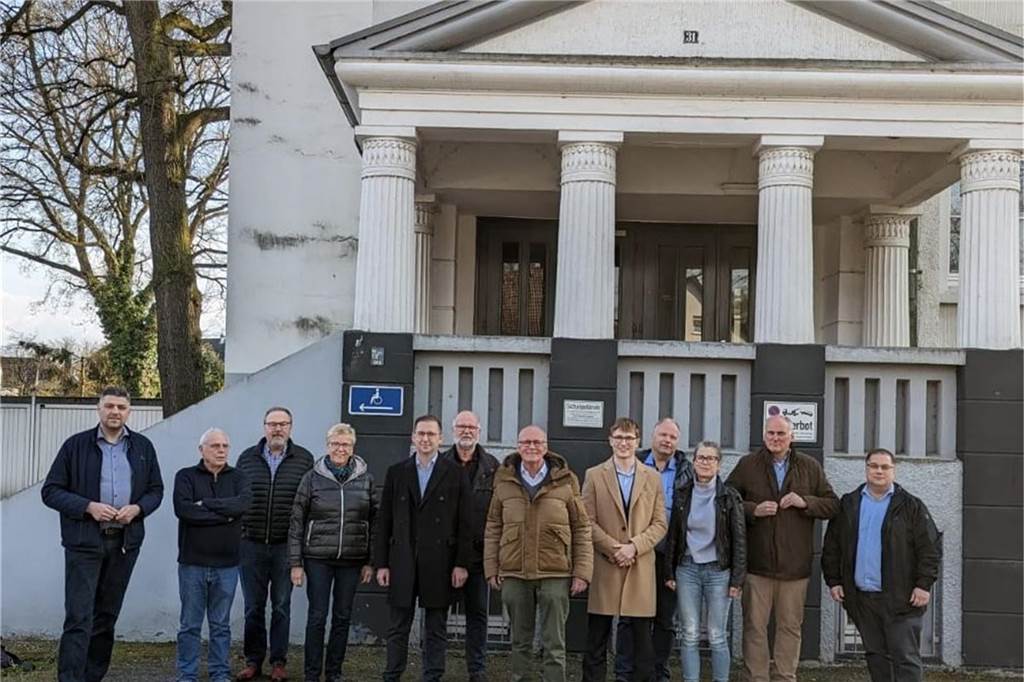 Ehemalige Pestalozzischule in Lünen-Süd weckt Wünsche Mitglieder der CDU-Fraktion und der Ortsunion Lünen-Süd nahmen die ehemalige Pestalozzischule unter die Lupe.