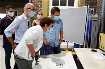 Mitglieder der CDU verfolgten die Wahlergebnisse am Sonntagabend im Wahlstudio im Gymnasium.