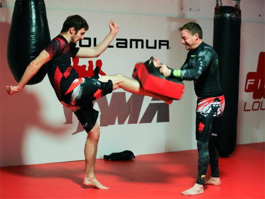 Die richtige Kampfsportart finden Mitglieder der Fight Lounge in Dortmund zeigen beim Krav Maga ihr Können. Foto: Ina Fassbender/dpa-tmn