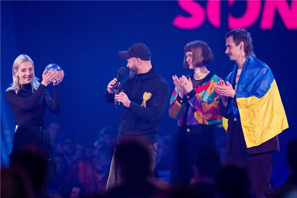 Mitglieder der Initiative «Repair Together» aus der Ukraine freuen sich über den Preis in der Kategorie "Sonderpreis" bei der Verleihung der 1Live Krone in der Jahrhunderthalle. 