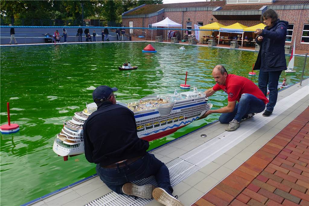Mit Bildern: Modellboote erobern das Solebad - aber nicht alle dürfen ins Wasser Zwei Männer lassen eine nachgebaute Aida zu Wasser