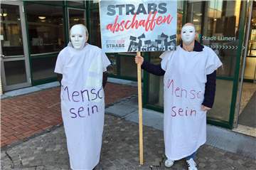 Mitglieder der Lüner Initiative gegen Straßenbaubeiträge demonstrierten im Februar 2019 vor dem Rathaus.