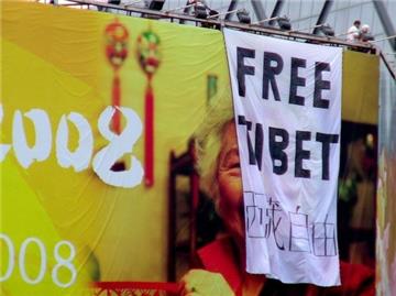 Mitglieder der New Yorker Gruppe «Students for a Free Tibet» hängen in Peking ihr Protestbanner auf.