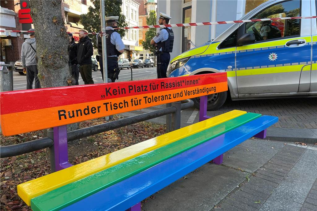 Dortmunds Neonazis müssen jetzt auf Anti-Rassismus-Bänken sitzen Mitglieder der rechten Szene hatten sich während des Aufbaus am Rande des Wilhelmplatzes versammelt. Die Polizei schützte den Bereich.
