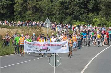 Mitglieder der Schutzgemeinschaft Fluglärm und des Klimabündnisses Dortmund auf der Zeche-Norm-Straße bei einem Prostest-Spaziergang am Dortmunder Flughafen. 