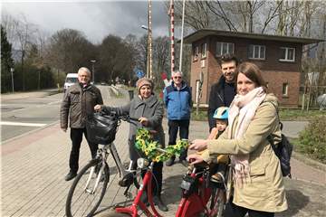 Mitglieder des SPD-Ortsverein Wulfen und SPD-Fraktionschef Friedhelm Fragemann wollen erreichen, dass der an der Einmündung Kottendorfer Feld (hinten) endende Radweg entlang der B 58 in Wulfen bis nach Deuten ausgebaut wird.