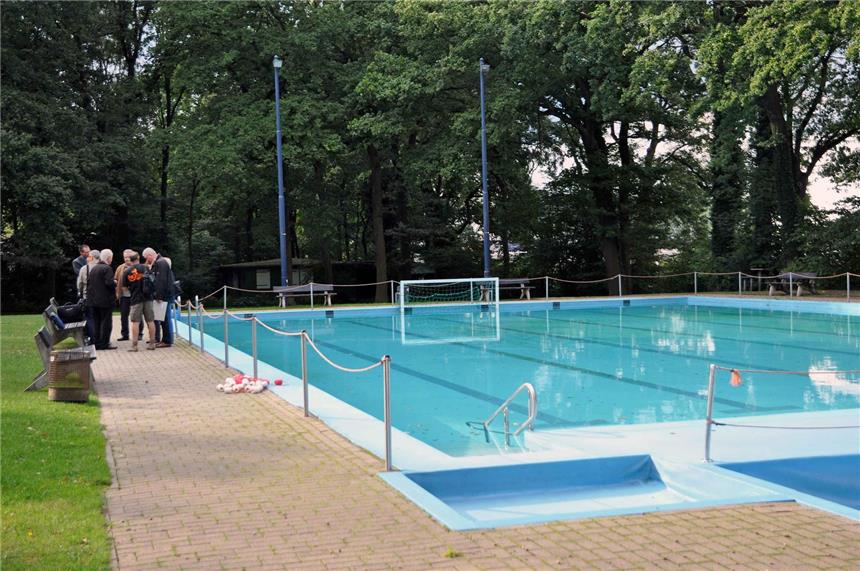 Freibadpläne: Stadt macht mit Mitglieder der SPD-Ratsfraktion informierten sich über die Freibadpläne des Schwimmvereins Lünen 08 vor Ort.