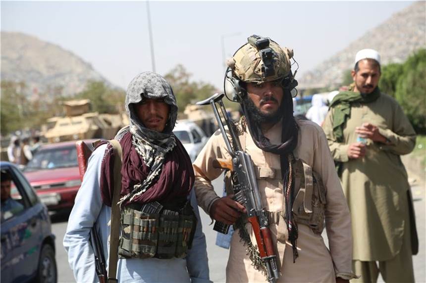 Wer trägt Schuld am Desaster in Afghanistan? Mitglieder der Taliban gehen durch Kabul. Nach der Machtübernahme der Taliban in Afghanistan haben Deutschland und andere westliche Staaten begonnen, in großer Eile ihre Staatsbürger und gefährdete afghanische Ortskräfte auszufliegen.