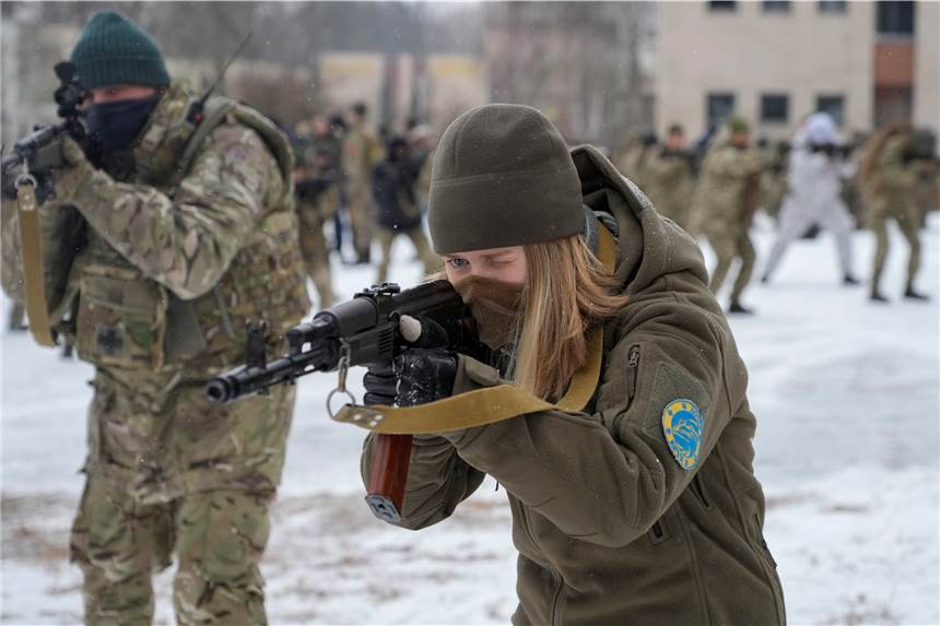 Düsteres Ukraine-Szenario: 50.000 Tote, 5 Millionen Flüchtlinge Mitglieder der ukrainischen Territorialen Verteidigungskräfte, einer freiwilligen Militäreinheit der Ukrainischen Streitkräfte, trainieren in der Nähe von Kiew. Aus Furcht vor einer russischen Invasion haben sich in den letzten Wochen Hunderte von Zivilisten den ukrainischen Armeereserven angeschlossen.