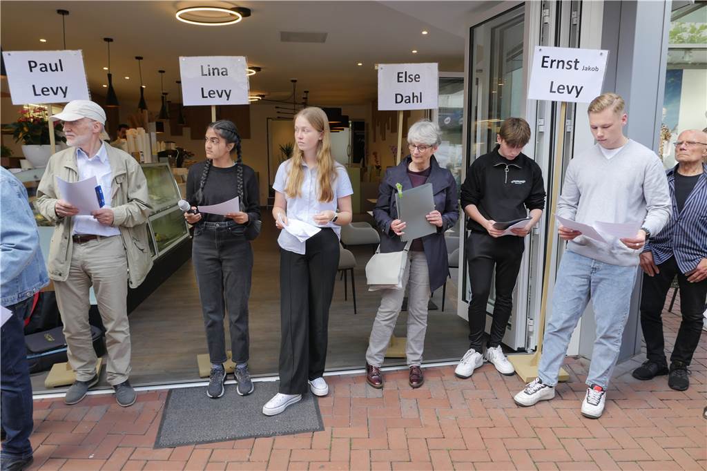 Mitglieder des Arbeitskreises Stolpersteine und Schülerinnen und Schüler des vom-Stein-Gymnasiums haben die Gedenkstunde mit Texten begleitet. Die Gedenksteine, die an Familie Levi erinnern liegen vor der neuen Eisdiele, dem Scharbaum-Haus, in Lünen.