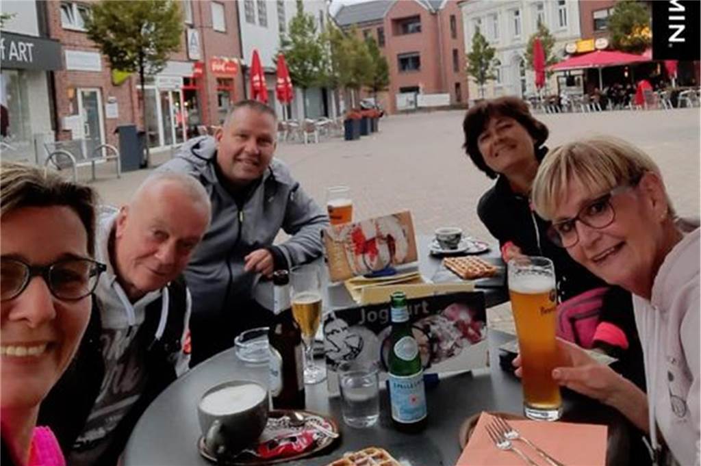Beim Stadtradeln zählt jeder Kilometer für das Klima in der Stadt Radelnde aus Haltern machen Pause in einem Lokal