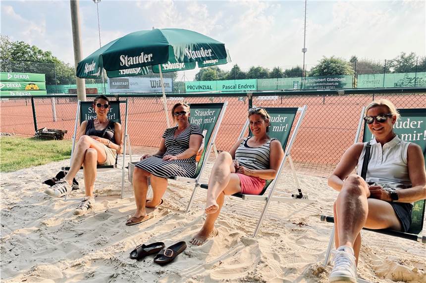 Kirchhellener Tennisclub startet mit eigenem Strand ins Jubiläumsjahr Mitglieder des Kirchhellener Tennisclubs „In Himmel“ weihen bei schönstem Wetter die neue Strandbar auf dem Clubgelände in Kirchhellen ein.