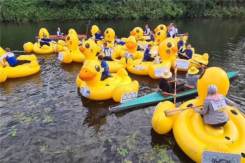 Große Gummienten machen erneut das Rennen auf der Lippe in Lünen Mitglieder des KSC Lünen werden auch in diesem Jahr wieder die Gummi-Enten auf der Lippe steuern.