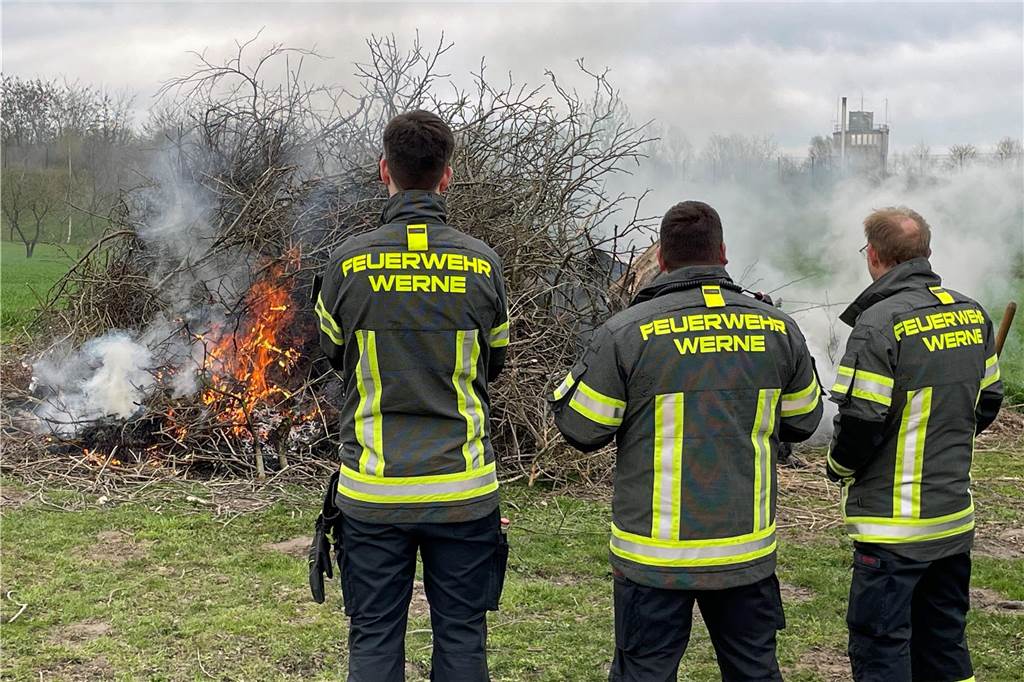 Mitglieder des Löschzuges Stockum wachten über das Feuer.