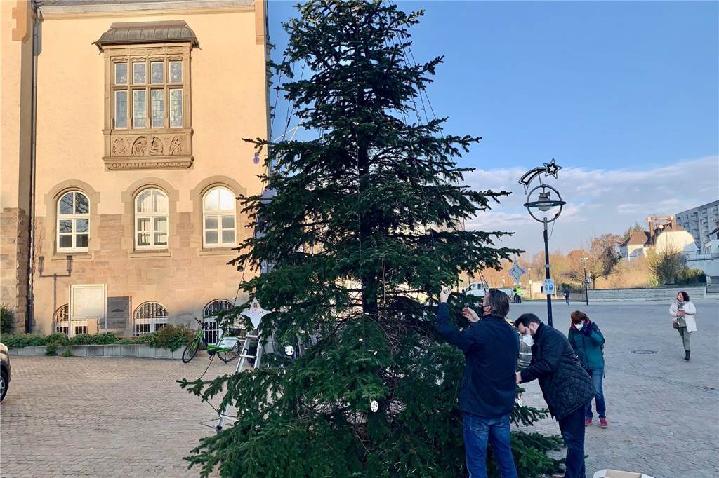 Weihnachtsstimmung trotz Corona: Ein ganzer Ort hilft mit Mitglieder des Stadtbezirksmarketings und der Werbegemeinschaft schmückten den Baum.