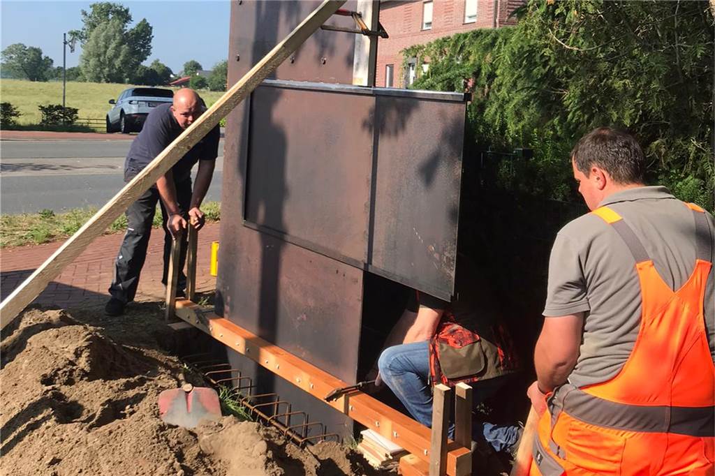 Erste Ortseingangstafeln in der Dinkelgemeinde mit „Leben gefüllt“ Mitglieder von Vorstand und Offizierskorps des Heeker Heimatvereins stellten im Juni unter tatkräftiger Unterstützung von Jörg Oelpmann und Stefan Schönebeck vom Bauhof der Gemeinde die ersten beiden Stelen auf.