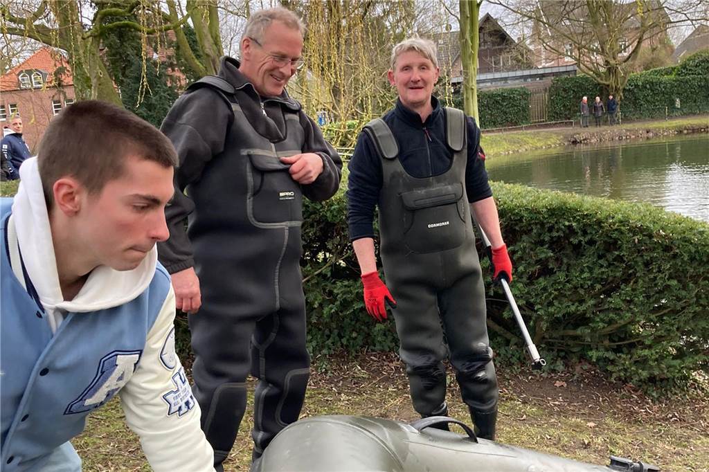 Mithilfe des Schlauchbootes konnten die Schwanenbabys dann gerettet werden und an eine sichere Stelle gebracht werden.