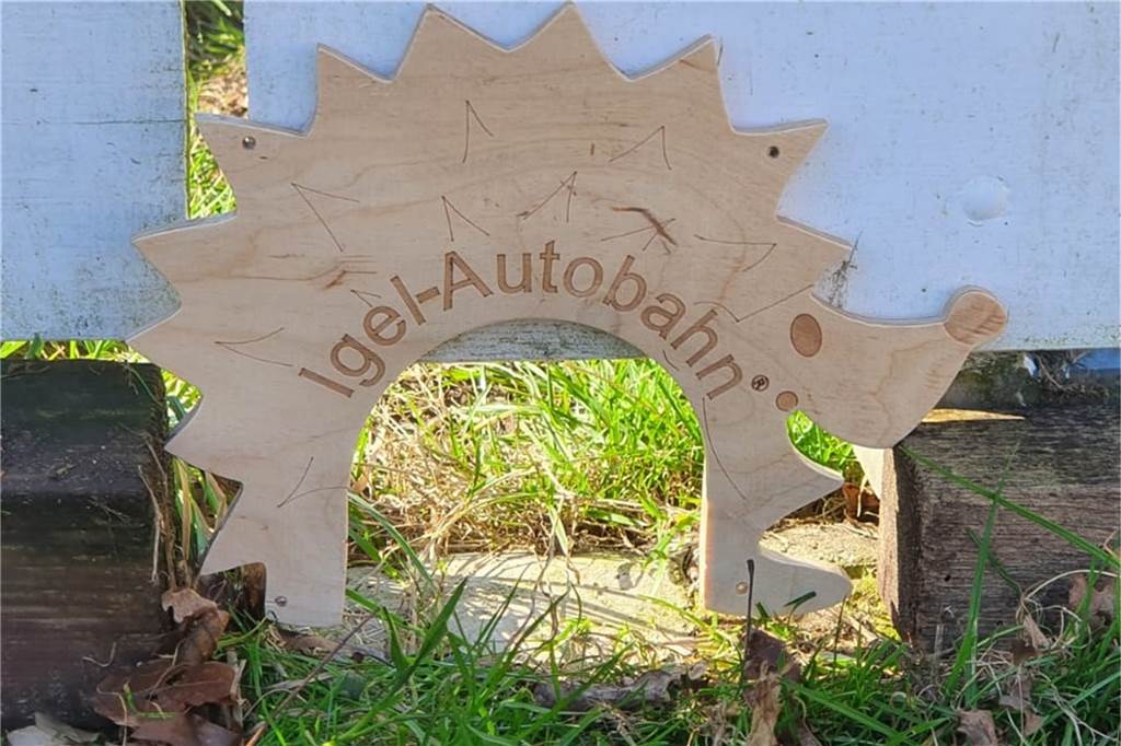 In Dortmund gibt es jetzt Igel-Autobahnen Mithilfe dieser Igel-Autobahnen soll den Igeln ihre Futtersuche erleichtert werden.