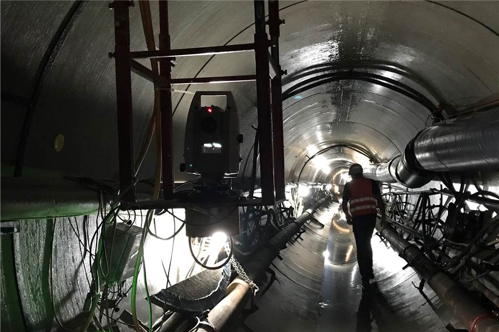 Mit Video: Spaziergang durch Amprion-Tunnel in 14 Metern Tiefe Mithilfe dieses Lasers, wird die Bohrung ganz genau.