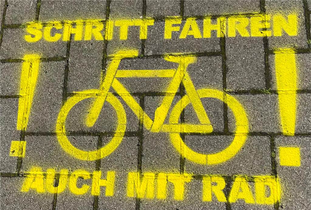 Zu schnelle Radfahrer in Vreden: Innenstadt soll sicherer werden Mithilfe von Piktogrammen versucht die Stadt Vreden Radfahrer auf ihrer erhöhte Geschwindigkeit aufmerksam zu machen.