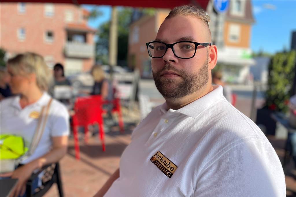 Mitja Wolf ist Inhaber der Bäckerei Vieting an der Ickerner Straße. Er steht täglich von 23.30 Uhr an in der Backstube und macht "Feierabend", wenn er fertig ist. Meistens arbeitet er sieben Nächte pro Woche.