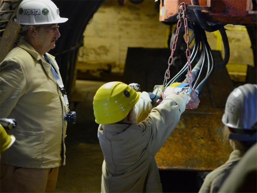 Unter Tage: Reise durch die Bergbau-Geschichte an der Saar Mitmachen ist alles im «Erlebnisbergwerk Velsen»: Sprengmeister Roland Decker (l), führt durch den Stollen. Foto: Jörg Fischer