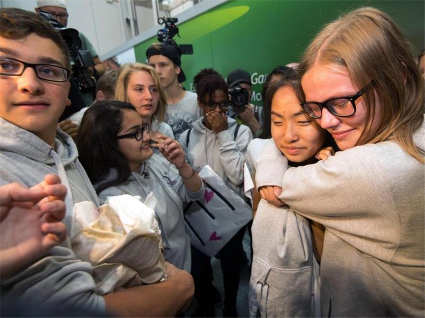 Abgeschobene Schülerin Bivsi zurück in Deutschland Mitschüler drängen sich um Bivsi Rana. Vor zwei Monaten war die Schülerin mit ihrer Familie nach Nepal abgeschoben worden. Foto: Marius Becker