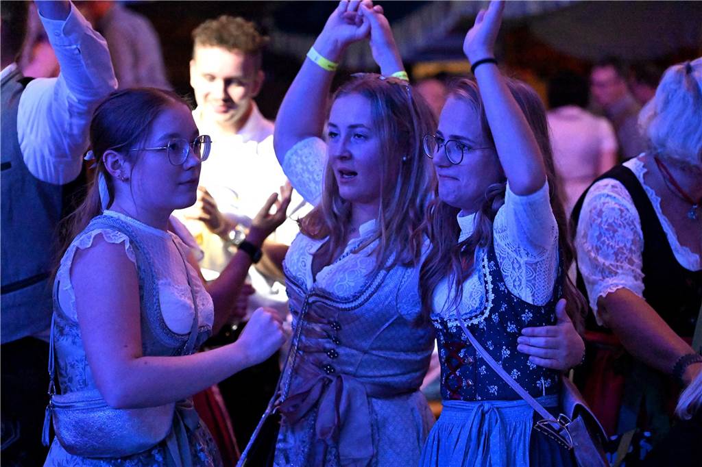 Frauen, die bei den Liedern mitsingen