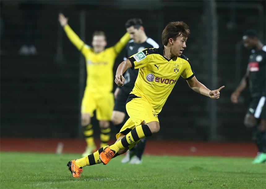 Farke siegt bei Debüt - BVB II verlässt Abstiegsplätze Mitsuru Maruoka bejubelt seinen Treffer zum 2:0.
