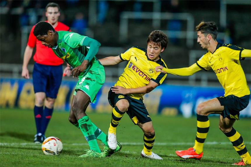 BVB II unterliegt Mönchengladbach II mit 1:2 Mitsuru Maruoka (M.) verlor mit dem BVB II mit 1:2 gegen Mönchengladbach II – ein Rückschlag für die Borussen.