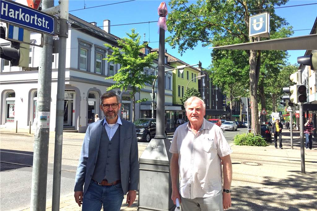 Hecker-Uhr in Hombruch wieder auf der Höhe der Zeit Mittags um 12 Uhr war die Hecker-Uhr an der Harkortstraße nur „ein Strich in der Landschaft“. Sockel und Mast standen, die Uhr fehlte. Sie hatte Verspätung. Dennoch waren Bezirksbürgermeister Hans Semmler (r.) und Franz Schulz, Bereichsleiter bei der Dortmund Agentur, guter Dinge. Sie mussten nur etwas länger warten.
