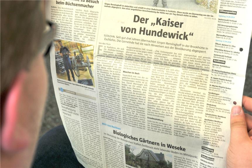 Konflikt um den „Kaiser von Hundewick“ noch nicht gelöst Mitte April hatte unser Bericht über den „Kaiser von Hundewick“, wie sich Jürgen Rensinghoff selbst manchmal nennt, gerade in der Nachbarschaft einige Wellen geschlagen. Bisher ist keine Lösung in Sicht. Rensinghoff lebt weiter in der Brookhütte.