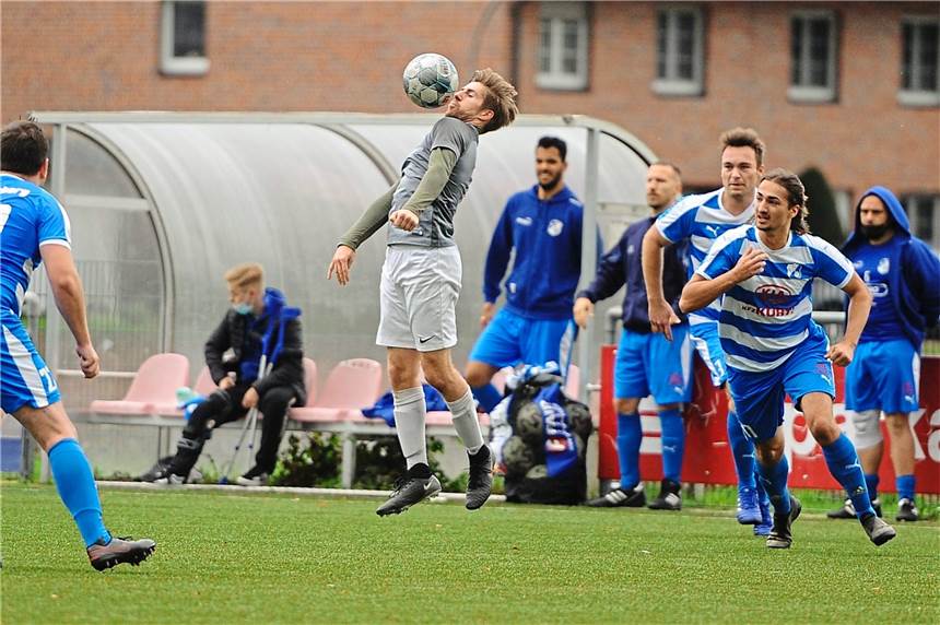 Frühstart: Erste Pflichtspiele im Fußballkreis Recklinghausen schon im Juli Mitte August wird auch in der Kreisliga wieder "gezaubert": So wie hier beim Spiel RW Erkenschwick gegen FC Leusberg im Herbst 2020.
