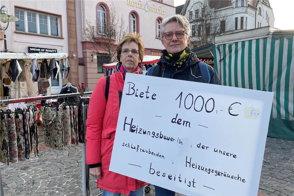 Erst Klopfgeräusche, jetzt Kälte: Vollands verzweifeln an ihrer Heizung Monika (r.) und Ina Volland mit einem Hilfegesuch-Schild Mitte Dezember auf dem Lütgendortmunder Wochenmarkt.
