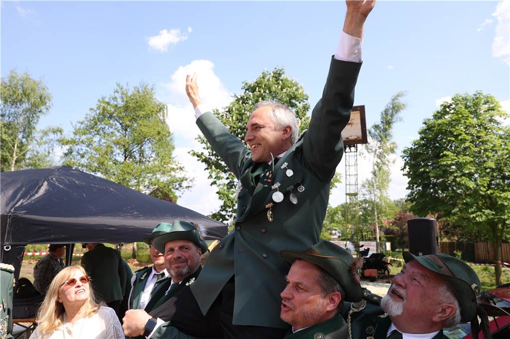 Mitte Mai 2023 konnte Herbert Jücker die Arme hochreißen. Er hatte beim Schützenfest in Cappenberg den Vogel abgeschossen. Was damals noch nicht bekannt war:  Der Bauunternehmer hatte zu diesem Zeitpunkt auch schon ein Auge auf die Villa Schmieding geworfen. 