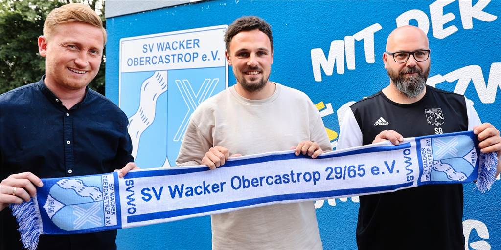 Wacker Obercastrop: Neuer Trainer Mengert fehlt in der Vorbereitung wochenlang Mitte Mai hatten der Wacker-Vorsitzende Martin Janicki (l) und Steffen Golob (r) als Sportlicher Leiter in der Erin-Kampfbahn Christian Mengert als neuen Westfalenliga-Coach vorgestellt. Während der Ferien werden sie ihn allerdings nur selten sehen.
