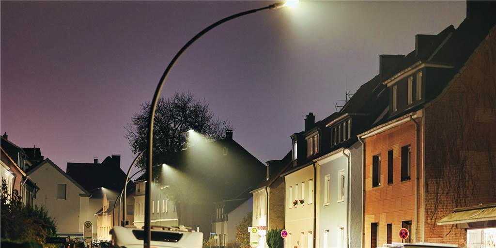 Wo die Stadt Castrop-Rauxel am meisten Strom verbraucht Mitte Oktober 2021 wurde die Straßenbeleuchtung entlang der Holzstraße auf LED umgestellt. Straßenlaternen waren seit eh und je einer der größten Stromfresser der Stadt.