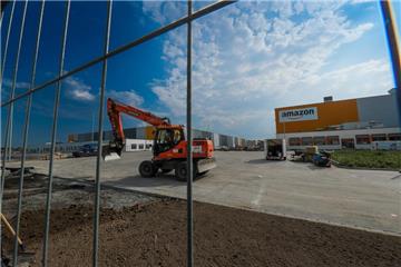 Mitte Oktober startet das Amazon-Logistikzentrum auf der Westfalenhütte. Die letzten Bauarbeiten laufen, parallel castet das Unternehmen Tausende Mitarbeiter.