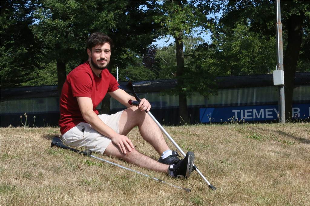 Mandarinengroße Verknöcherung: VfL Kamens Topscorer fällt zum Saisonstart aus Mittelfelddribbler Serkan Gül ist aktuell noch mit Krücken dazu gezwungen, die Spiele des VfL Kamen als Zuschauer zu verfolgen.
