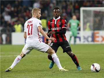 Mittelfeldspieler Konrad Laimer (l) während der Europa League 2016 in Aktion für Salzburg. Foto: Sebastien Nogier