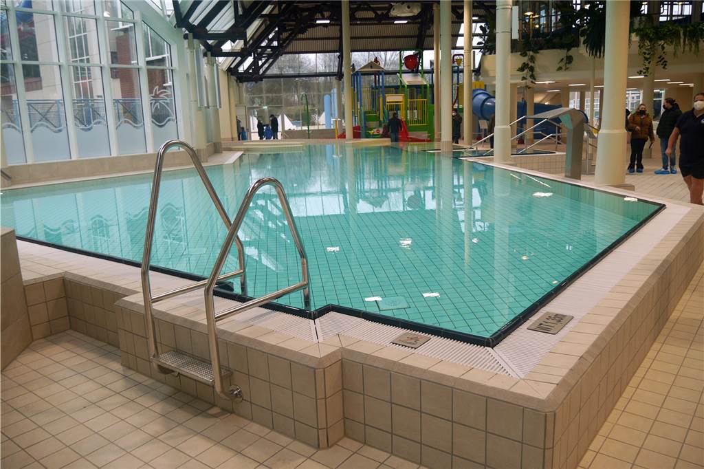 Mittelpunkt des neuen Freizeitbades ist das rund 160 Quadratmeter große Erlebnisbecken mit Wasserstrudel.