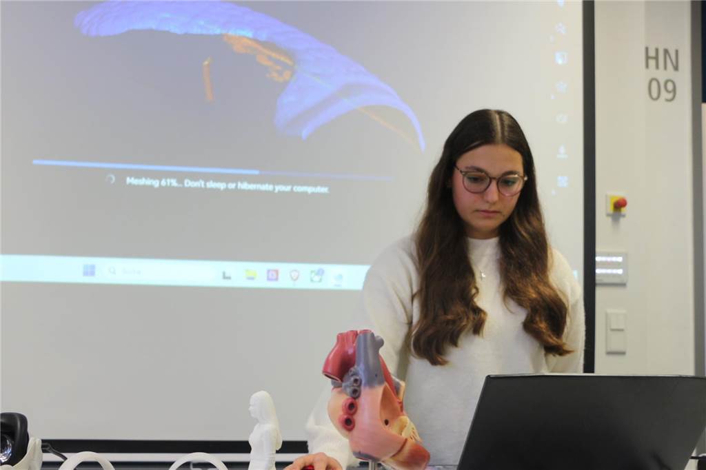 3D-Scanner an der Herta: Klara und Lina „klonen“ sich selbst eine Schülerin am Laptop