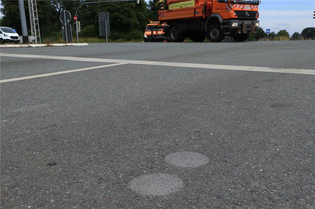 Sperrungen an A31 und B474 zum Ferienstart: Eintägige Sanierungsarbeiten Blick auf die B474 mit verschlossenen Bohrlöchern im Asphalt.