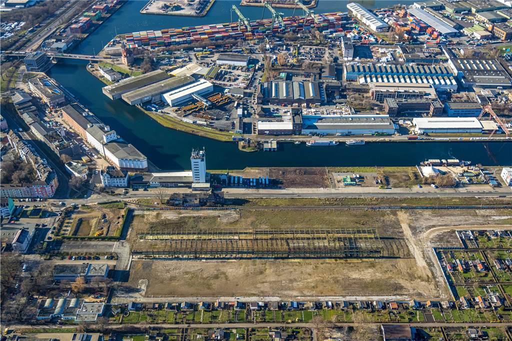 Speicherstraße wird grünes Band am Hafen: Bürgerdialog zum Hafenquartier Mitten auf der Brachfläche an der nördlichen Speicherstraße steht das Gerippe der alten Stahlhalle, die zum Mittelpunkt des neuen Digitalquartiers werden soll.