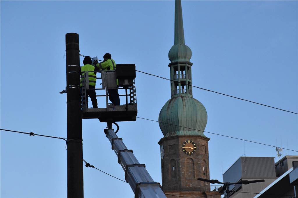 „Zehn Jahre zu spät“: Kampstraßen-Anlieger freuen sich über Video-Überwachung An einem Strommasten vor der Reinoldikirche wird eine Kamera befestigt.